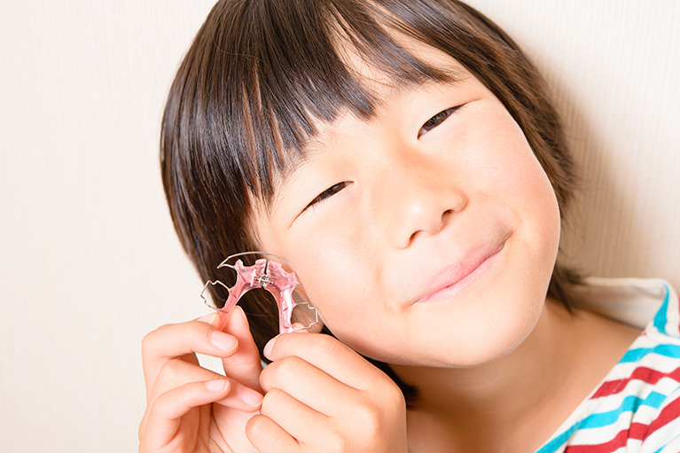 お子さまに適した「床矯正」について